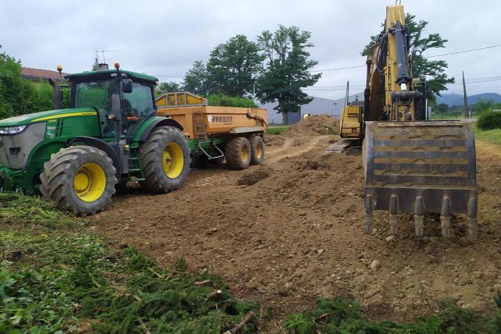 Nos terrassiers préparent votre site pour le futur aménagement.